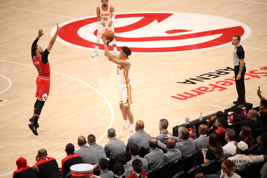 📸 @legendaryiseternal The Atlanta Hawks suffered a defeat against the Chicago Bulls, Saturday Nov 10. at the award winning State Farm Arena. The Bulls managed an 18-point comeback to secure a victory over the Hawks with a final score of 125-113. This win was significant for the Bulls as it ended a four-game losing streak, showcasing their resilience in bouncing back from a significant deficit